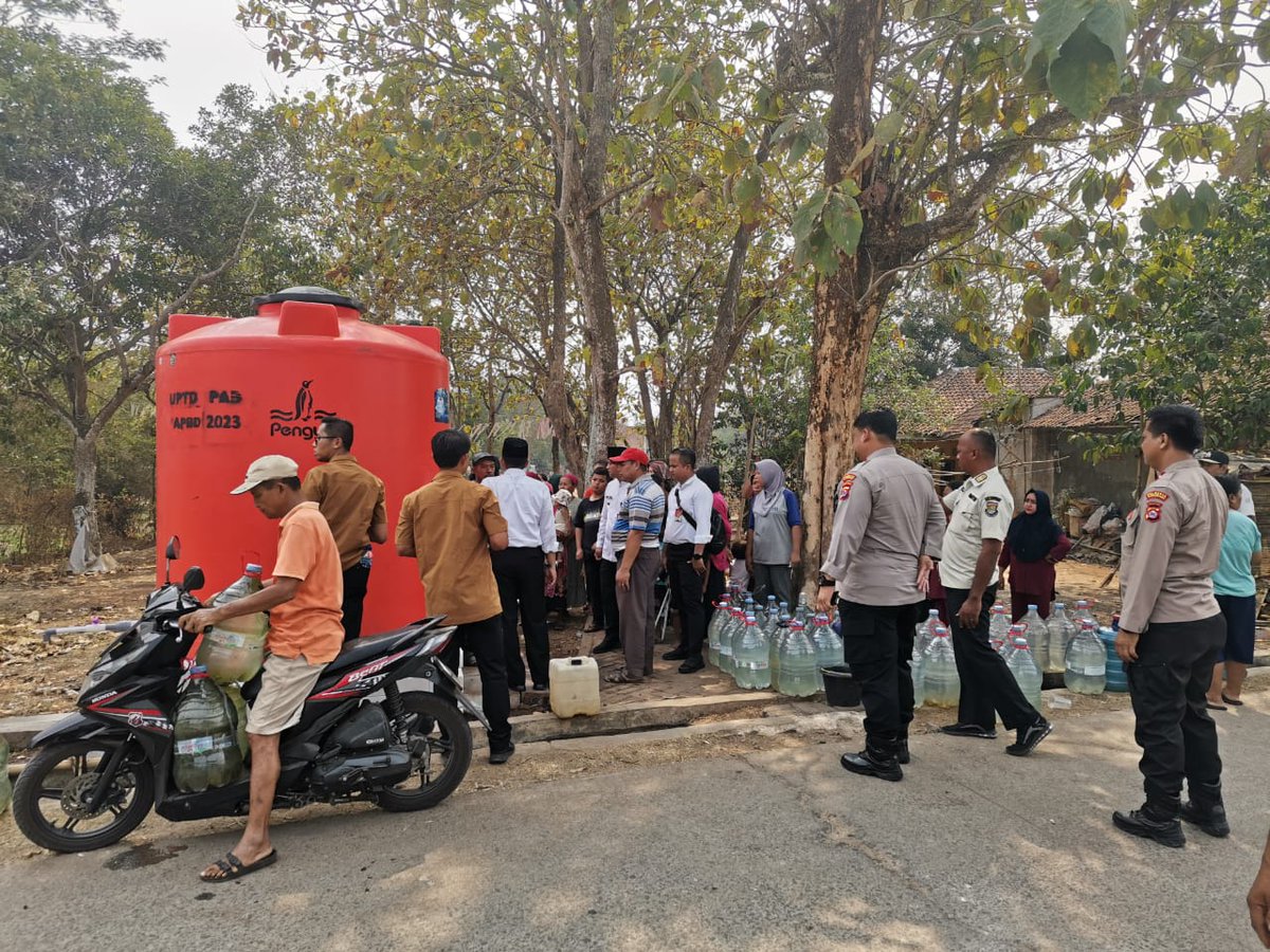 cunte20's tweet photo. Pembagian Air Bersih

Kapolsek Tigaraksa AKP Agus Ahmad Kurnia SH MH Dampingi Pj Bupati Tangerang Bagikan Air Bersih Di Desa Tapos Kecamatan Tigaraksa Kabupaten Tangerang, Jum'at (13/10/2023) https://t.co/DPqRz8TzTy