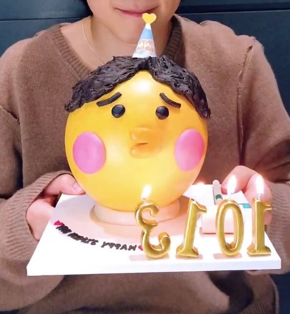 pjmngallery's tweet photo. JIMINS BIRTHDAY CAKE:

2022🐣😗                                                  2023🐣😗 https://t.co/6s2lCCHwHn