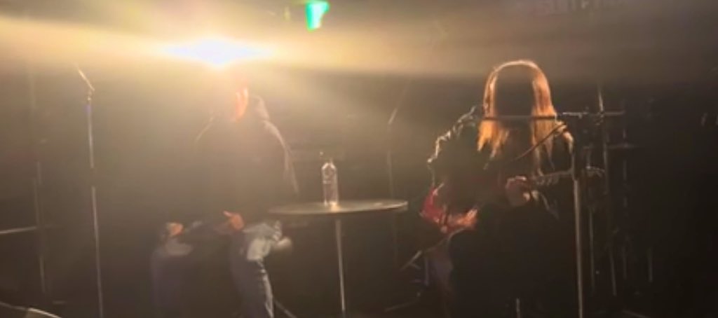 Domini_COASTER's tweet photo. 昨晩は、2人体制によるアコースティックライブ。
またありがとうと言えてよかった。
でもいつもは言えなかったり、いや時々言えたり。
口にできたらそれでよし。出来ない時でも、きっとまた会いにいけばいいよね。

2枚目はたまたま振り返ったら目が合った時の一枚。

#DominiCOASTER
#新宿SUNFACE https://t.co/vMAkdzUw7w