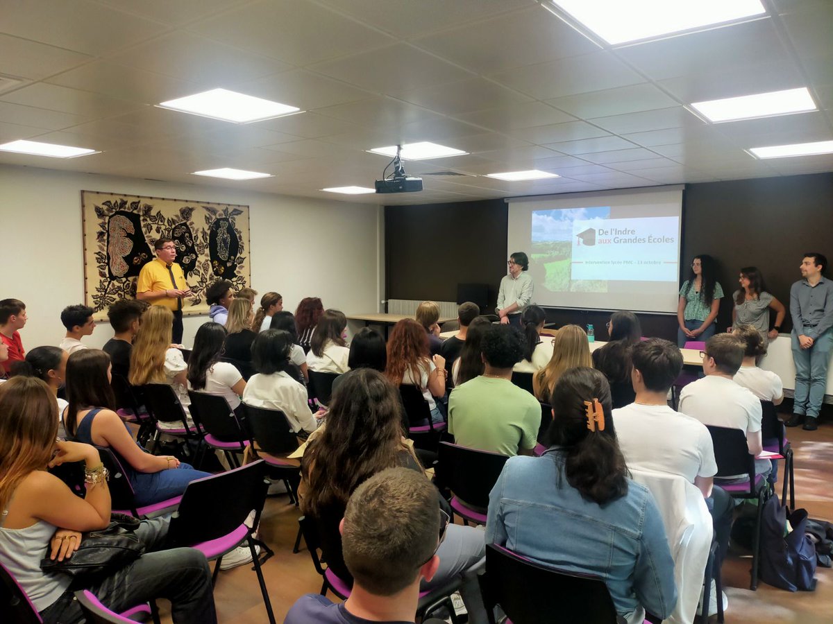 LyceePMC36's tweet photo. Merci à Antoine Martin, Justine Deloménie, Chloé Doireau, Jean-Baptiste Autissier, membres de l'association "De l'Indre aux grandes ecoles" @dige36, venus témoigner de leurs parcours 👨‍🎓👩‍🎓et présenter le mentorat 🤝aux élèves de terminales dans le cadre du projet #CNR. @dtge_asso https://t.co/wi3JVhUhkJ