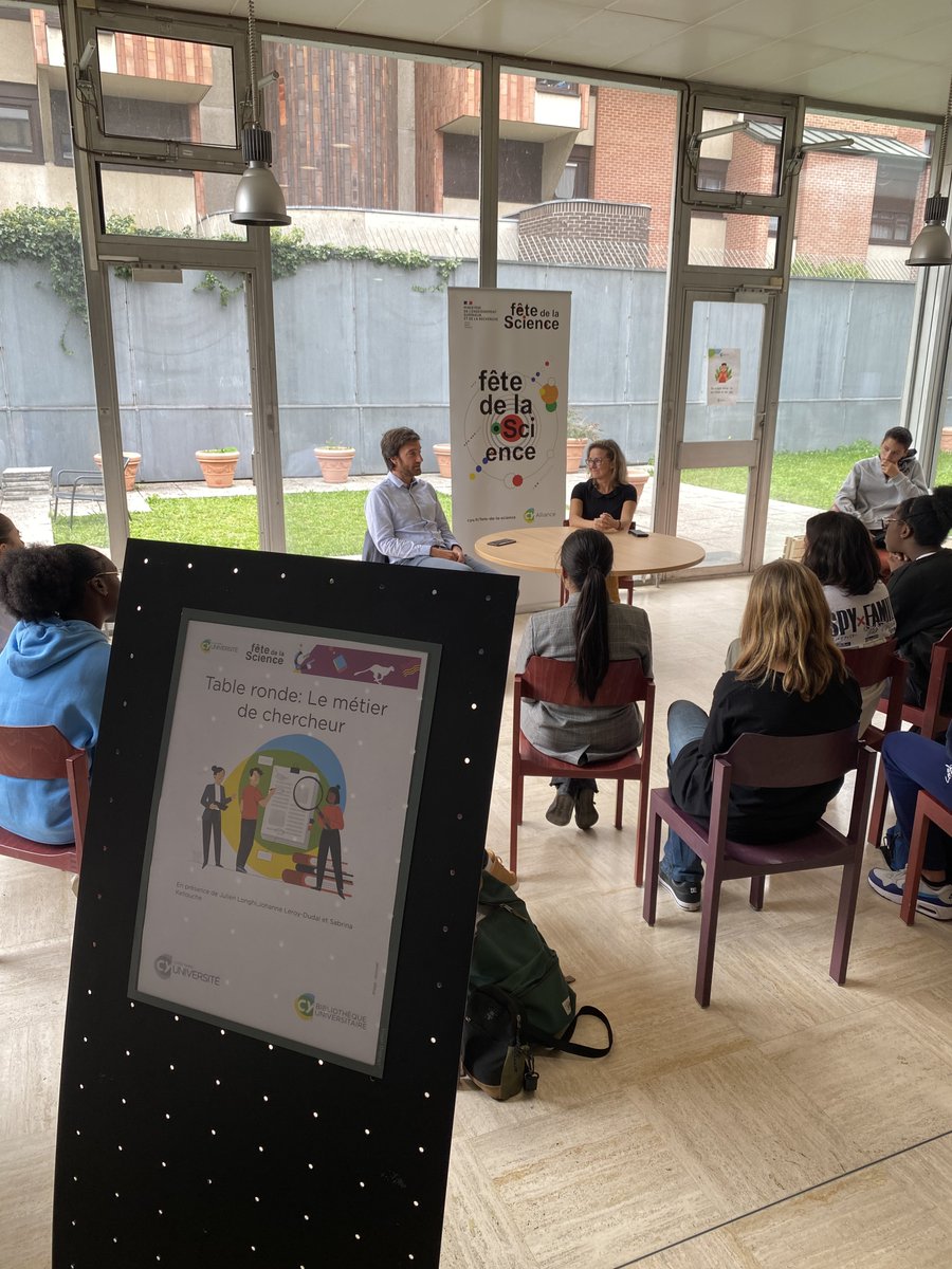 Les3ColCy's tweet photo. 🔴 Fête de la science : dans une table ronde, des enseignants-chercheurs de @UniversiteCergy  présentent aux élèves leur quotidien et leur métier 👩‍🔬 https://t.co/NuFqsas82C