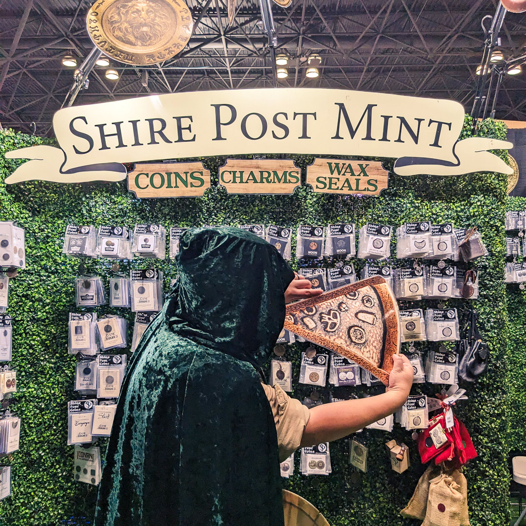 Day 1 of NY Comic Con had us hungry for a 2nd breakfast of cold pizza. Tonight we'll be at <a href="/theoneringnet/">TheOneRing</a> and <a href="/sideshow/">sideshow</a> party for some Hobbity fun! Follow them for info on how to join. theoneringnycc.eventbrite.com 
#NYCC #NYCC2023 #nycomiccon #lotr