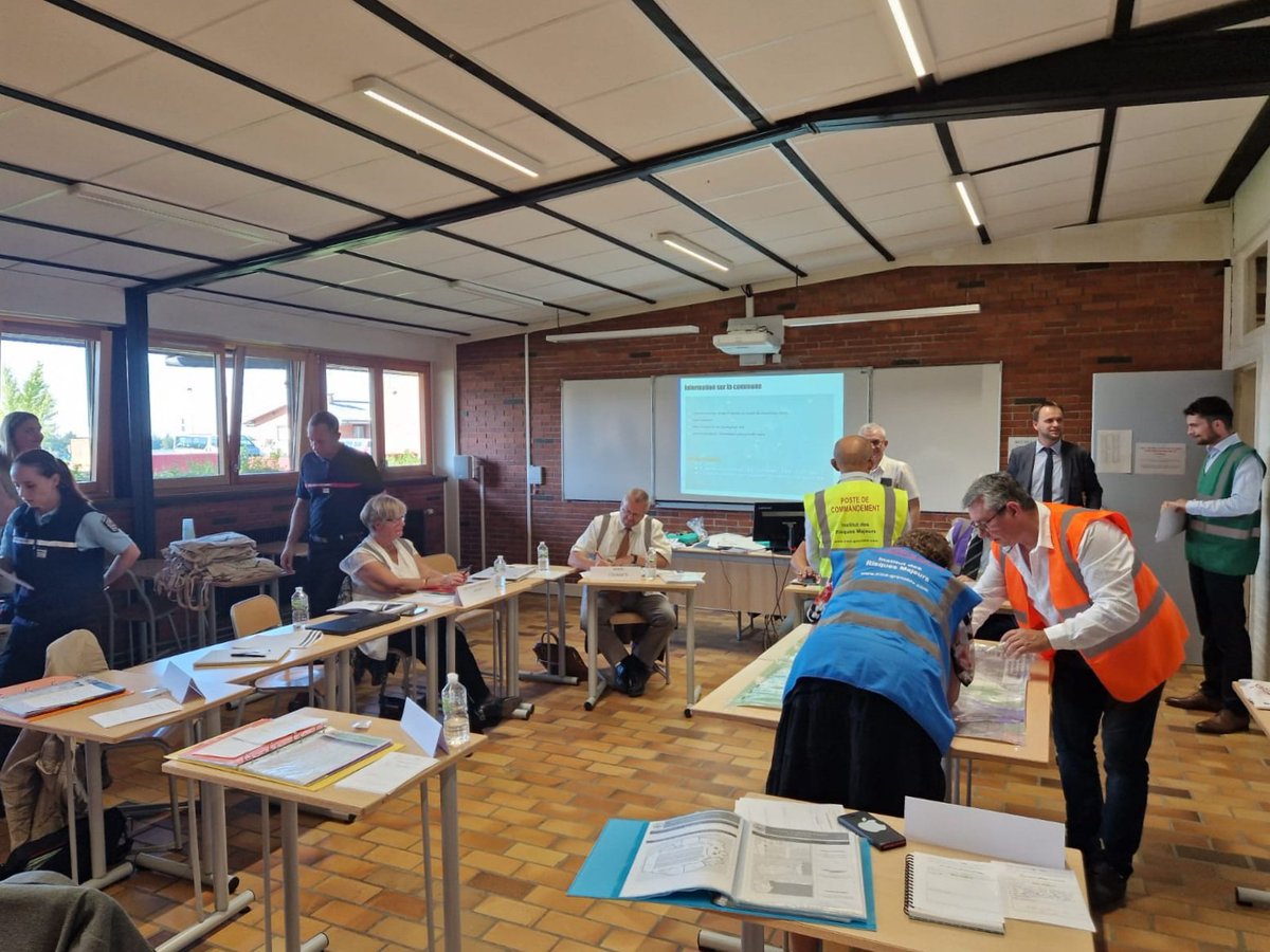 Prefet39's tweet photo. [2|2] 🚨 Cette session a permis aux élus de se confronter à la gestion d’un événement de sécurité civile, en activant un Plan Communal de Sauvegarde (#PCS) et en mettant en œuvre les mesures d’urgence pour assurer la protection des populations. https://t.co/prHZFUZjVw