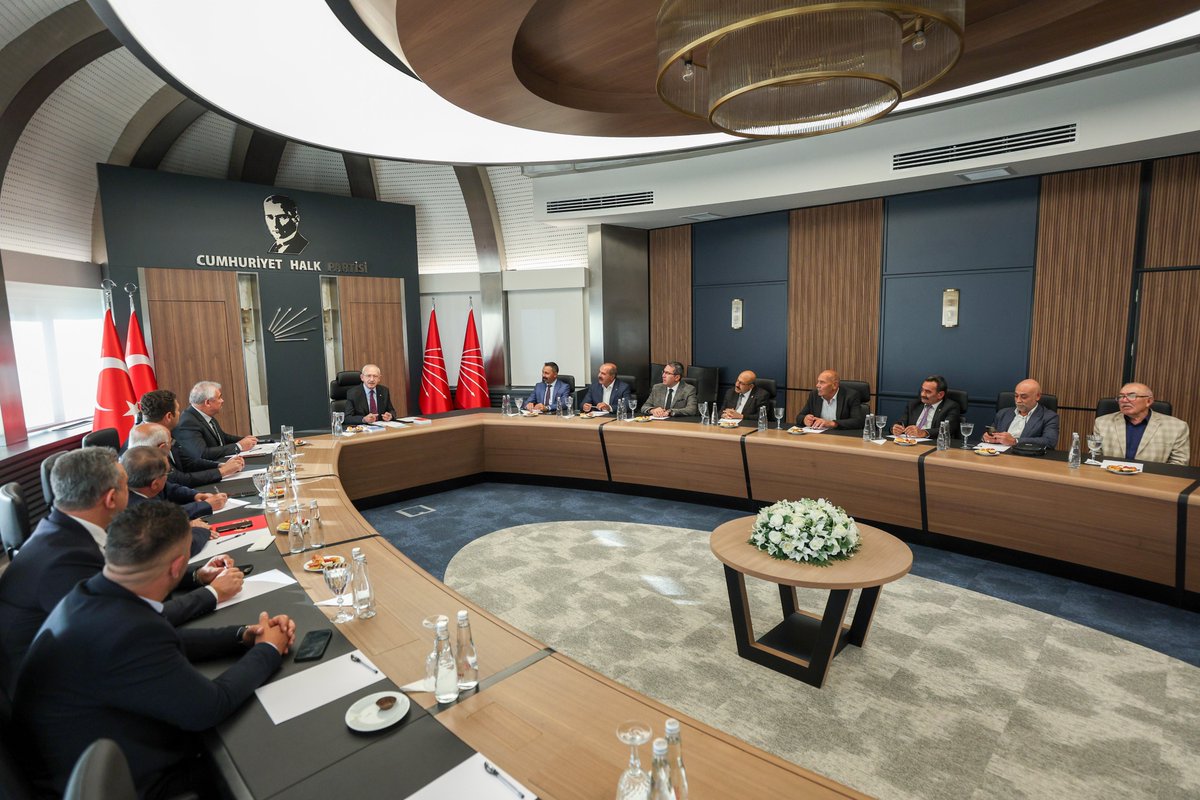 herkesicinCHP's tweet photo. Yozgat İl Kongresi sonrası Yozgat İl Başkanlığına seçilen Abdullah Yaşar, ilçe başkanlarıyla birlikte Genel Başkanımız Kemal Kılıçdaroğlu'nu ziyaret etti. https://t.co/pcI5ETX7Ki