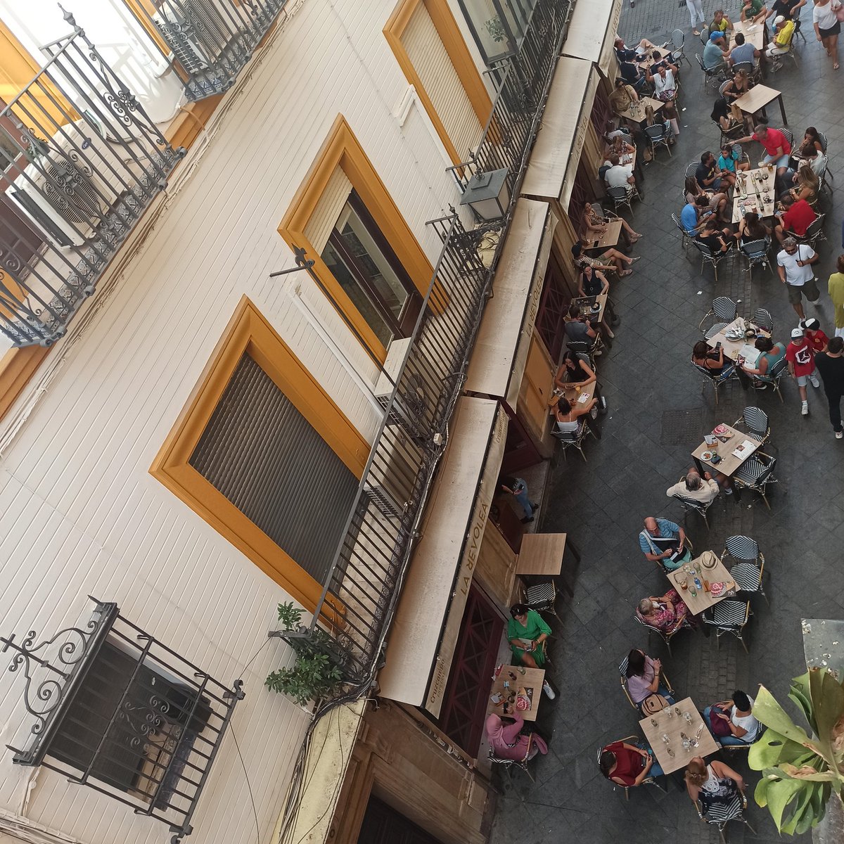 @SevillaTourism Esta es la verdadera accesibilidad universal para invidentes y sillas de ruedas en las calles de #Sevillahoy... 

@CermiAUniversal
@ComisionEuropea
@jlsanzalcalde
#EuTourismcapital
#SharingIsSmart