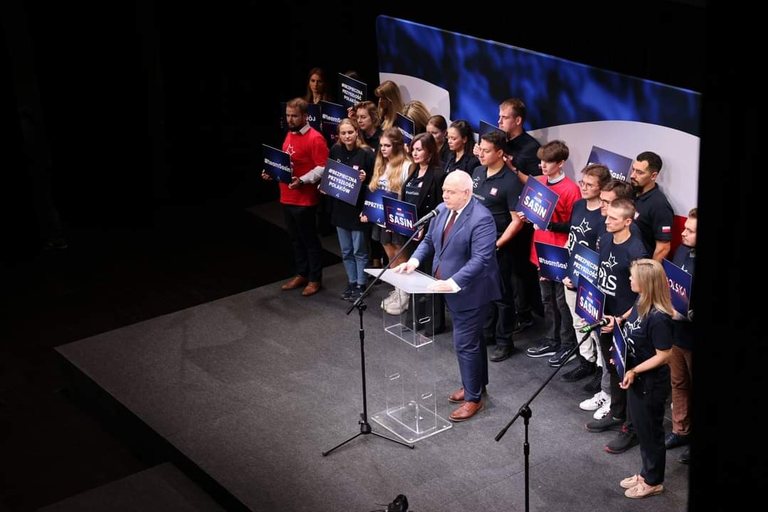 Mitura_M's tweet photo. Za nami spotkania z ministrem @SasinJacek w #Kolno i #Łomża. #PiSBus z drużyną @FMPiS_Oficjalny, Forum Młodych PiS Białystok nieustannie w trasie 🙂 https://t.co/0gbKOb673p
