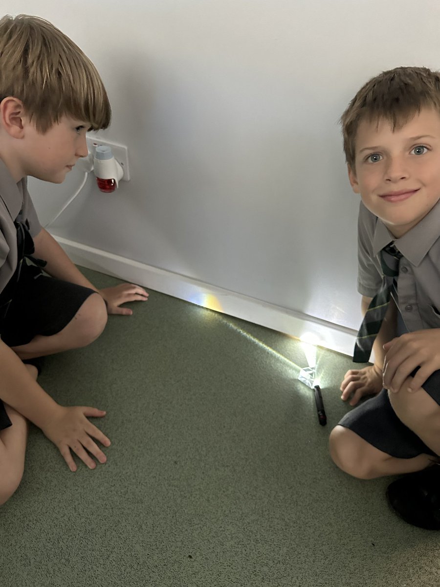 CCJuniorScience's tweet photo. Investigating refraction in #CCJScience with #CCJYear6. Clever tricks and rainbows. #CCProblemSolvers #CCEnquirers https://t.co/3FqOzqCBhS