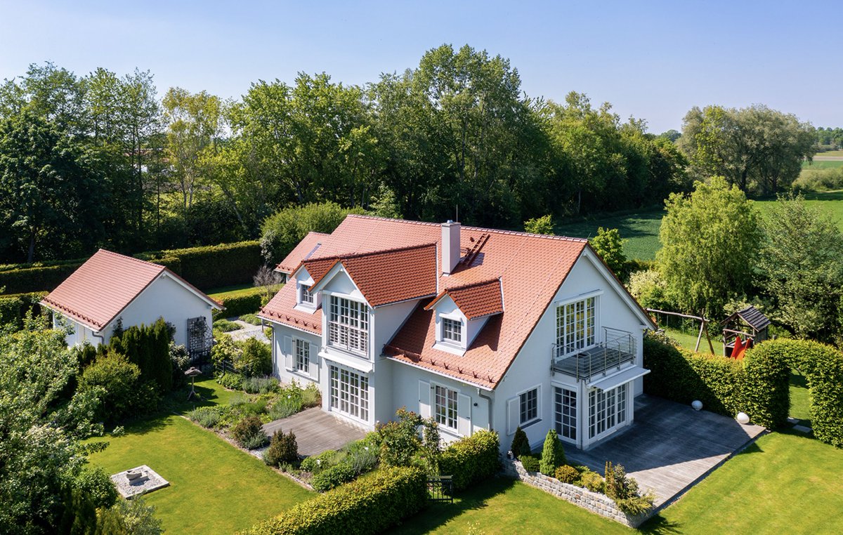 view360maps's tweet image. Ein idyllisches Haus im Grünen, umgeben von üppiger Natur, eingefangen aus der Vogelperspektive. Ein Paradies inmitten der Natur. 🏡🌳 #Landleben #Natur