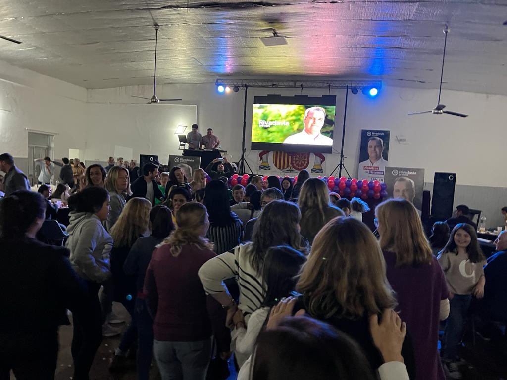 BuilSergio's tweet photo. Vivimos una nueva noche reconfortante, donde @JUReynoso presentó propuestas muy acertadas, necesarias, concretas y realizables. Una fiesta de Rivadavia Primero que se renueva y apuesta como siempre al desarrollo de Rivadavia! https://t.co/oikFc5ZCWG