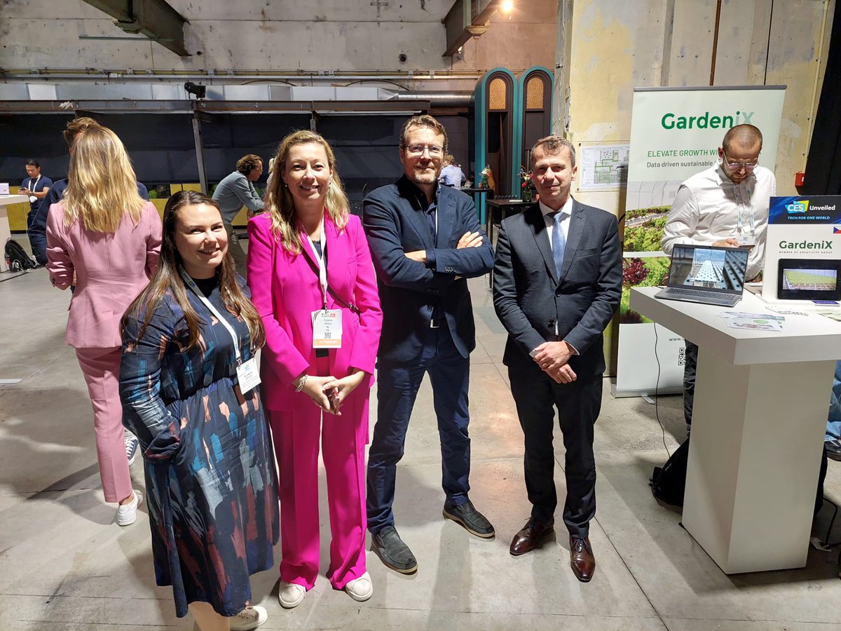 CZinTheHague's tweet photo. 🇨🇿Ambassador René Miko visited #CESUnveiled where he discussed with 4⃣ exhibiting 🇨🇿 startups their plans on 🇳🇱 market. He also had a chat with Special Envoy for https://t.co/kHTP8AQAxB Prince Constantijn about 🇳🇱 startup scene. @ed_mzvcr, @CzechTrade 🇳🇱 https://t.co/H7CBk4MdsX