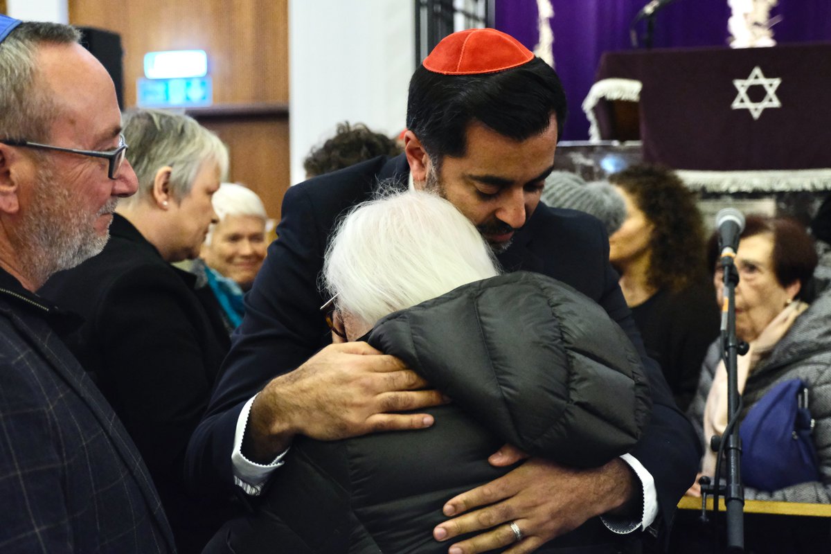 First Minister @HumzaYousaf attended a service of prayer and solidarity last night with Scotland’s Jewish community. Expressing sorrow for those who lost loved ones, he said @scotgov stands in solidarity with all communities in Scotland suffering the loss of innocent life.