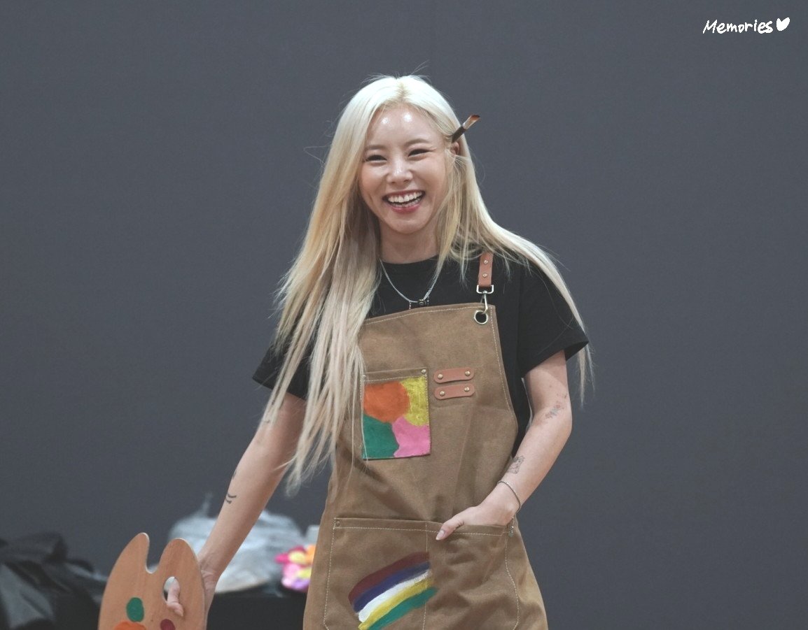 MMM_Memories's tweet photo. 231013 인더무드 후룸스토어 팬사인회 프리뷰

하 내새꾸 배경화면해야지
기분안좋을때마다 봐야지ㅠㅠㅠㅠ
할미는 우리 휘니 너무 오랜만에 봐서 너무 기뻐❤

#마마무 #MAMAMOO #휘인 #WHEEIN https://t.co/7tMVsXJtEt
