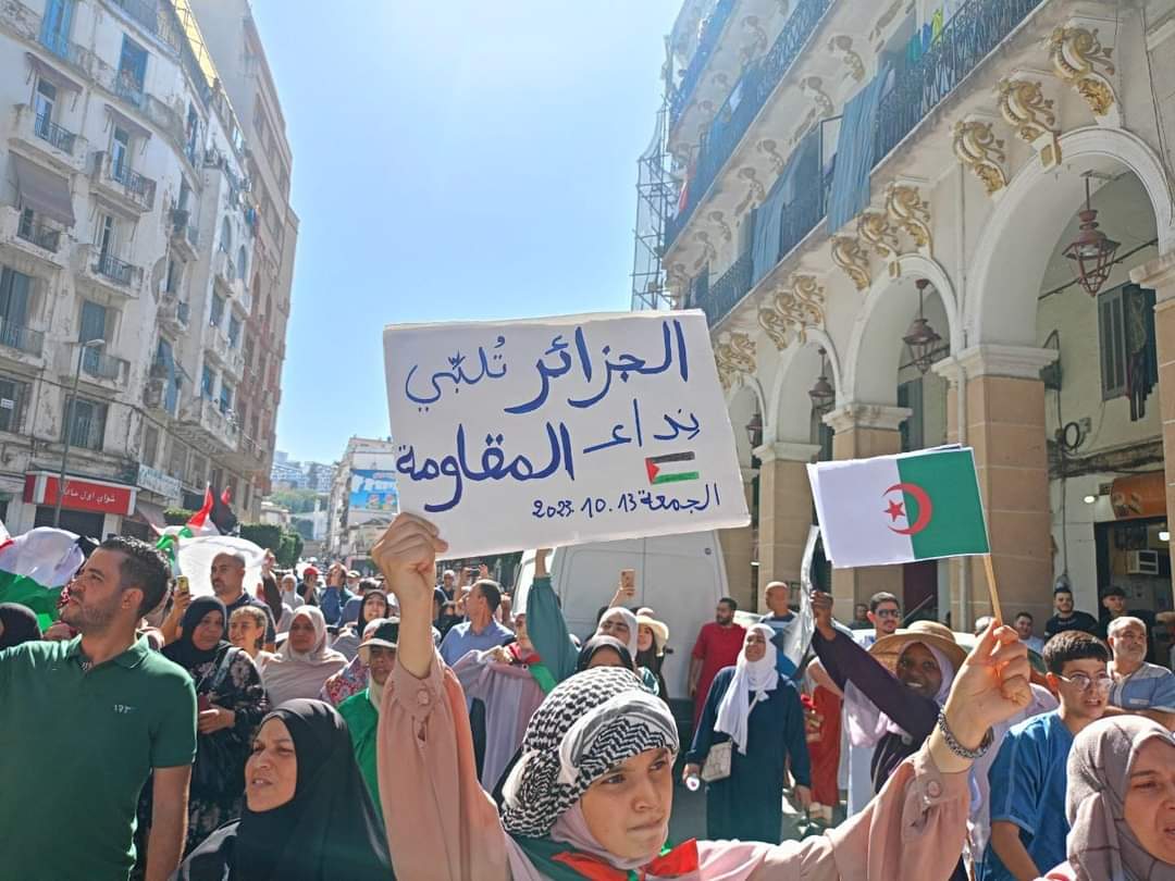 Bonoise23Dz's tweet photo. وقفة تضامنية في الجزائر العاصمة لدعم الشعب الفلسطيني 🇵🇸🇩🇿

#طوفان_الأقصى 
#غزة_الآن 
#Gazagenocide 
#FreePalestine https://t.co/gPd8N4NG1F