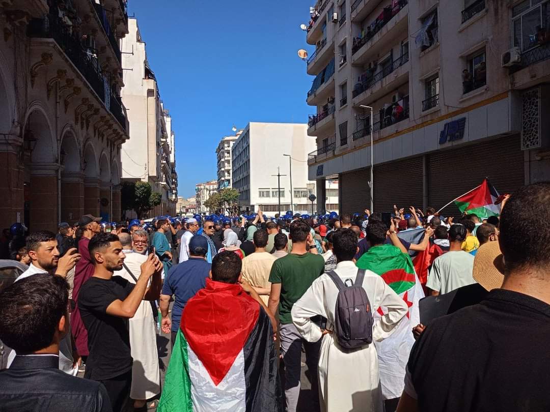 Bonoise23Dz's tweet photo. وقفة تضامنية في الجزائر العاصمة لدعم الشعب الفلسطيني 🇵🇸🇩🇿

#طوفان_الأقصى 
#غزة_الآن 
#Gazagenocide 
#FreePalestine https://t.co/gPd8N4NG1F