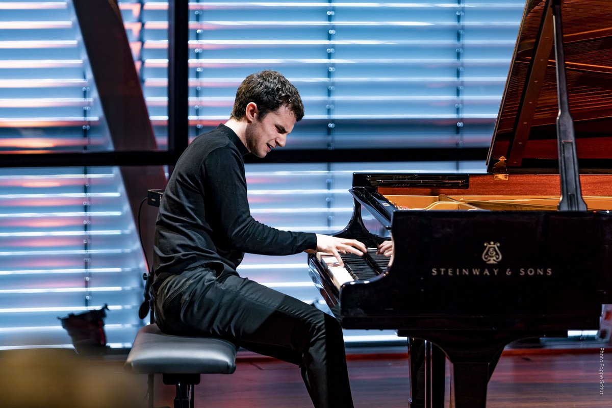 Juan Pedro García Oliva, winnaar YPF European Piano Competition 2022 en student aan het CvA, speelt 22 november in de Kleine Zaal van het Concertgebouw werken van Albéniz, Sjostakovitsj, Schumann en Prokofjev. Kaarten via: concertgebouw.nl/concerten/3667…