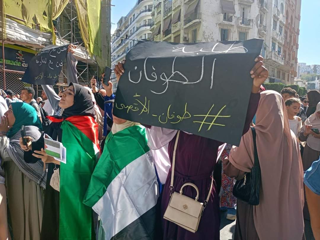 Bonoise23Dz's tweet photo. وقفة تضامنية في الجزائر العاصمة لدعم الشعب الفلسطيني 🇵🇸🇩🇿

#طوفان_الأقصى 
#غزة_الآن 
#Gazagenocide 
#FreePalestine https://t.co/gPd8N4NG1F