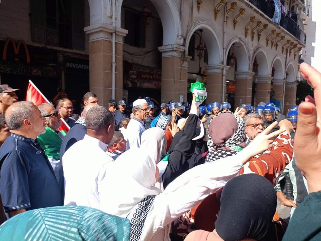Bonoise23Dz's tweet photo. وقفة تضامنية في الجزائر العاصمة لدعم الشعب الفلسطيني 🇵🇸🇩🇿

#طوفان_الأقصى 
#غزة_الآن 
#Gazagenocide 
#FreePalestine https://t.co/gPd8N4NG1F