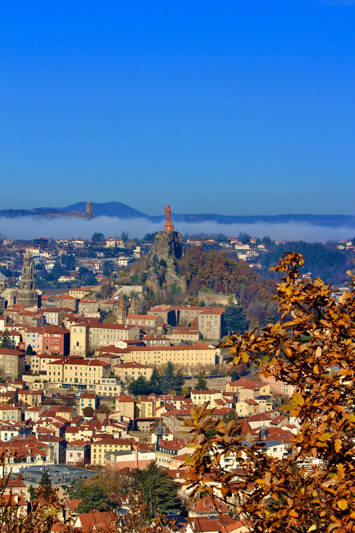otpuyenvelay's tweet photo. Prémices de l' #automne sur #lepuyenvelay, notre dame et au loin la forteresse de Polignac.🏰#octobre #envelay #auvergnerhonealpes https://t.co/9tzUIInSgL