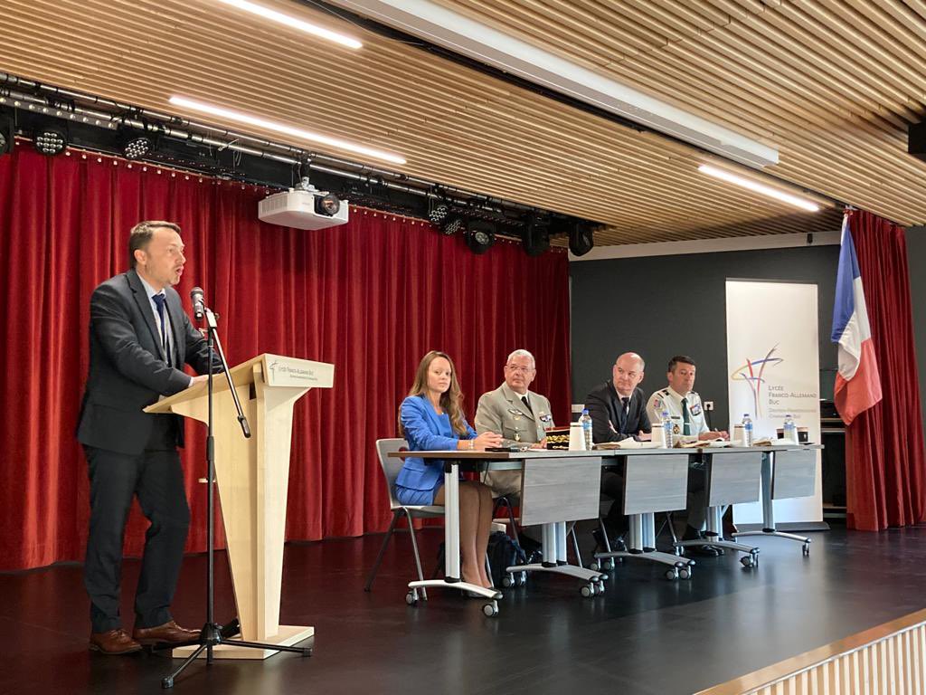 Signature de la convention relative à la mise en place de la classe défense au LFA.
Le début d’une très belle aventure pour 32 élèves de 2nde avec le SIMu, unité marraine, en présence des membres du trinôme académique et du représentant de la DSDEN des Yvelines.