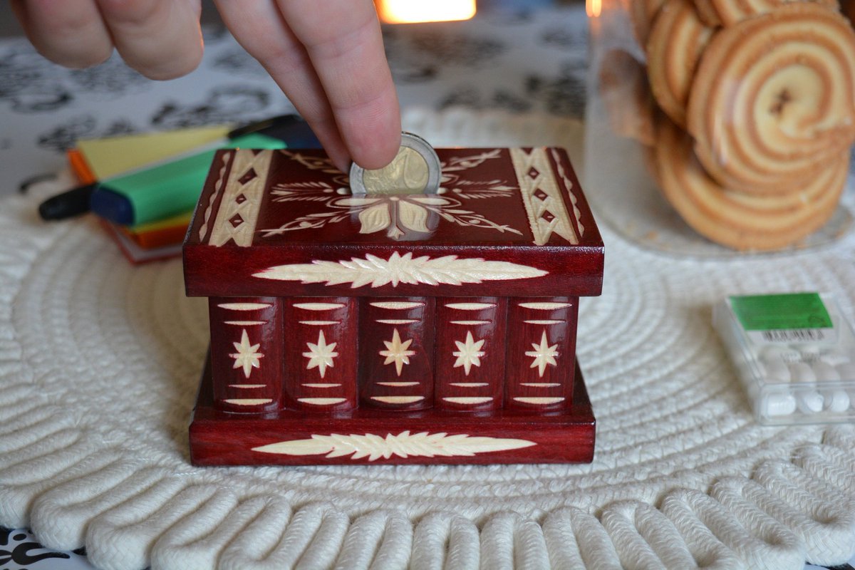 TransylvanyArt's tweet image. Cute money box, handmade with secret opening.  Ideal for cash gift transylvanyart.etsy.com/listing/157291…
#giftideas #cashgift #etsyhandmade #etsygifts #personalized #moneybox #puzzlebox
