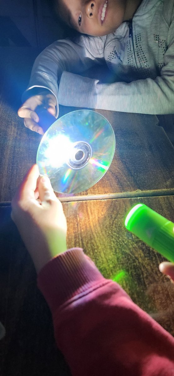 Welcoming Scientist Veena from <a href="/Sci_in_School/">Scientists in School</a> to 'Shine a Light' with our grade 4s <a href="/StClareDP/">StClare</a>.  Reflection, refraction, transparency, and lightwaves are all being  enthusiastically explored!  🌈🧨🪘💡