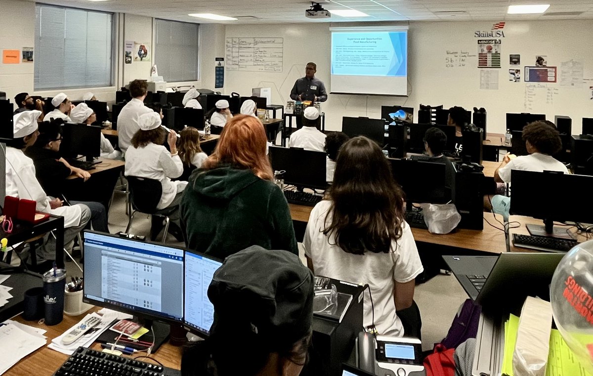 MCTC_MET's tweet photo. My guest speaker this morning was SO good that I invited our culinary program to listen too!  Thank you @BRIANNAS_Salad for allowing us the opportunity to learn from such a great speaker in Antonio Vazquez. https://t.co/QAmzjMs75T