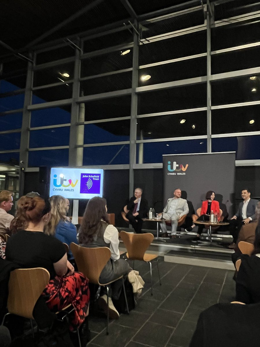 Noson lyfli yn y Senedd ar Ddydd Mercher yn siarad ‘da newyddiadurwyr wych! Hyfryd cael cyfle gofyn cwestiwn i <a href="/robosbornewales/">Rob Osborne</a>  hefyd!

Lovely night at the Senedd on Wednesday, having the chance to speak to fab journalists and be able to ask some questions! <a href="/JomecCymraeg/">JOMEC Cymraeg</a>
