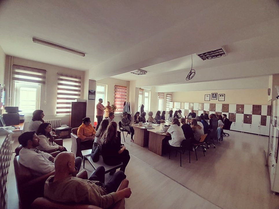 gursu_kaymakam's tweet photo. Kaymakamımız Sn Naif YAVUZ, İlçe Milli Eğitim Müdürümüz Ömer Faruk BEKTAŞ ile birlikte Lokman Hekim MTAL’ ni ziyaret ederek öğretmenlerimizle bir araya geldi.  Ziyaret sırasında öğrencilerimiz ile voleybol oynayan Kaymakamımız Sn Yavuz, gençlerimizle hasbihal etti. https://t.co/aoZSIfpbzu