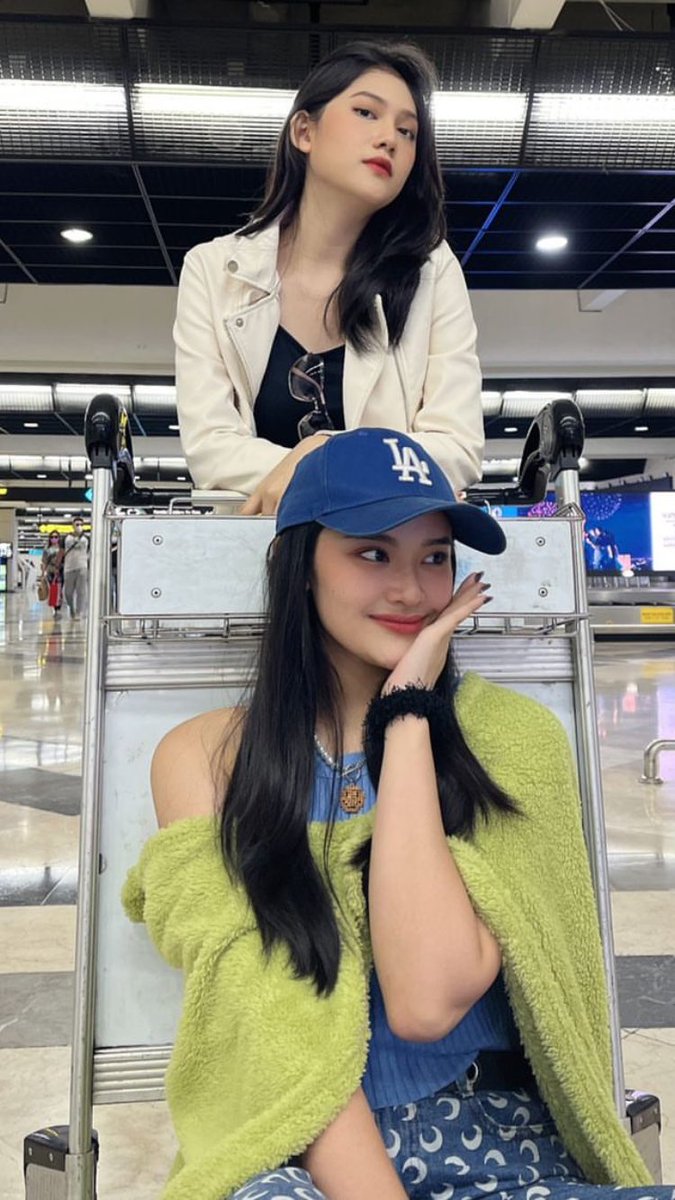 addictedtoherrr's tweet photo. dunia, kenalin mereka adalah orang yang paling berharga dihidupku, orang yang memperkenalkan aku dengan jkt48 tapi sebentar lagi mereka mau ninggalin aku, dunia aku titip mereka berdua yaa, tolong jaga senyum mereka berdua karena senyum mereka berarti buat banyak orang💗💗 https://t.co/pBaUUeWyag
