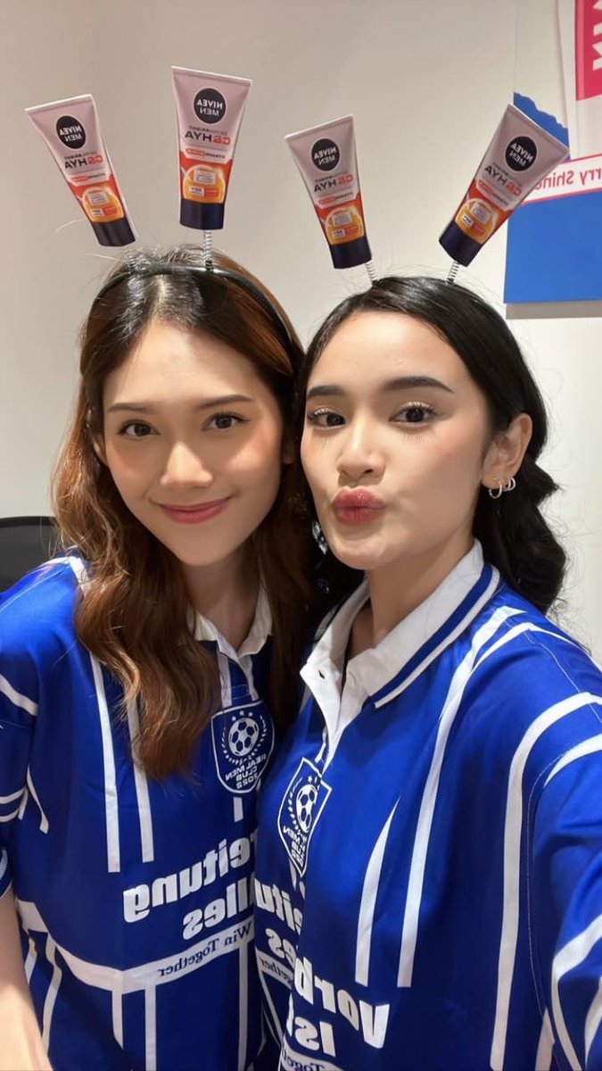 addictedtoherrr's tweet photo. dunia, kenalin mereka adalah orang yang paling berharga dihidupku, orang yang memperkenalkan aku dengan jkt48 tapi sebentar lagi mereka mau ninggalin aku, dunia aku titip mereka berdua yaa, tolong jaga senyum mereka berdua karena senyum mereka berarti buat banyak orang💗💗 https://t.co/pBaUUeWyag