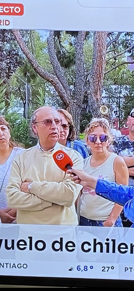 mamalechuza's tweet photo. A este viejo pelotudo lo sacan de una guerra sangrienta lo más rápido posible y se queja porque viajó incómodo 🙄 que queria? Vuelo en primera clase y que lo esperarán con alfombra roja y espumante? Que corten el wueveo wn! https://t.co/NOzgXY4zF3