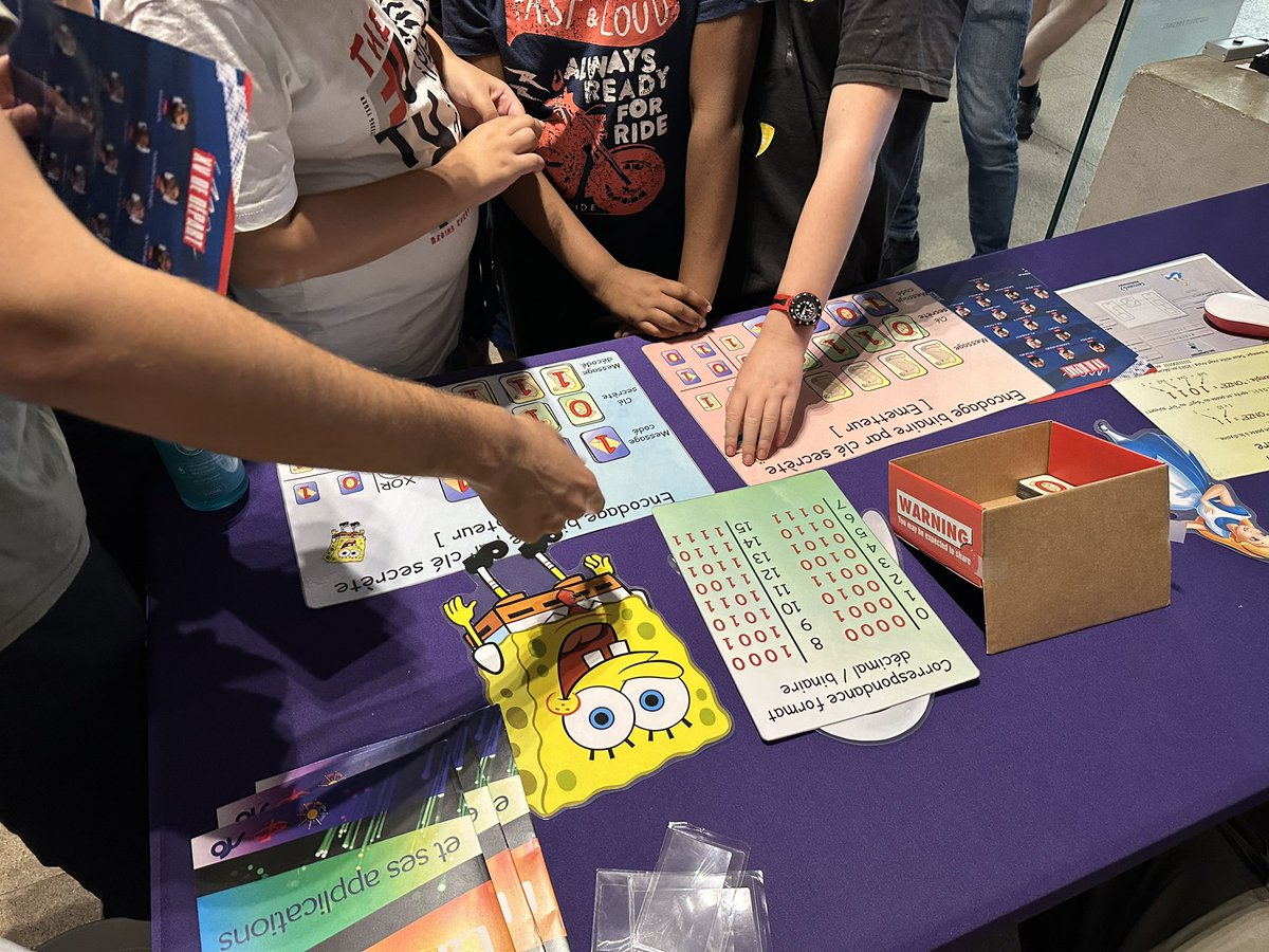 La Fête de la Science a débuté ce jour à Marseille #FDS2023. Les scientifiques de demain s’enthousiasment devant nos expériences sur la crypto-quantique et les figures acoustiques de Chladni #mediationscientifique 🤩