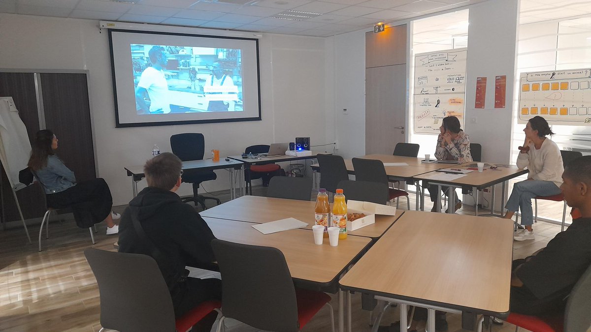 Petit déj découverte des Métiers du bâtiment  avec l'ARIQ BTP au Pôle emploi de Sens
hier, nos chercheurs d'emploi jeunes ont découvert les métiers de menuisier poseur et électricien tertiaire
<a href="/ARIQBTPBFC/">ARIQ BTP BFC</a> @poleemploi_bfc 
bravo aux conseillères entreprises, et à l'équipe jeunes