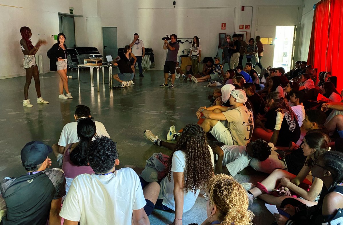 Más de 60 jóvenes de diferentes ciudades de la #RECI participan en la VII #CumbreJuvenilAntirumores durante 3 días en #Manlleu. Aquí compartiendo proyectos para desmontar prejuicios en el Museo Antirumores.