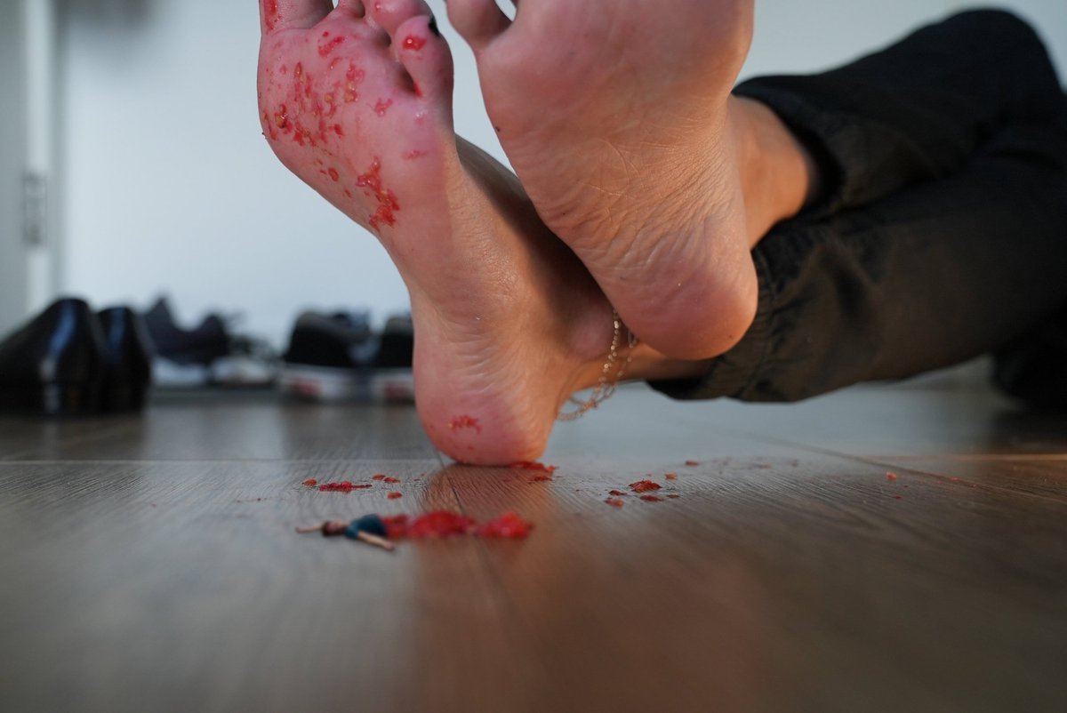 FraSquish's tweet photo. ME: just starting to have some fun 

Tiny: already 💀

ME: typical bugs, useless...
#sizetwitter #giantesscrush #feet #tinyman https://t.co/qtWFt6XnoD