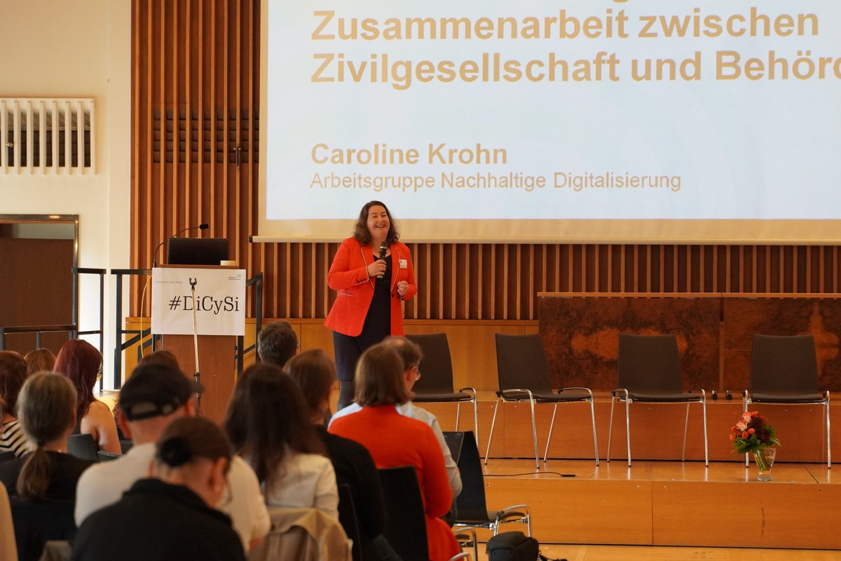 Welche Herausforderungen und Potenziale gibt es bei der Zusammenarbeit zwischen Zivilgesellschaft und Behörden? Caroline Krohn von der „AG Nachhaltige Digitalisierung“ fordert in ihrem Impuls Wahrnehmung, Integration und Respekt für die Zivilgesellschaft.
#DiCySi (1/4)