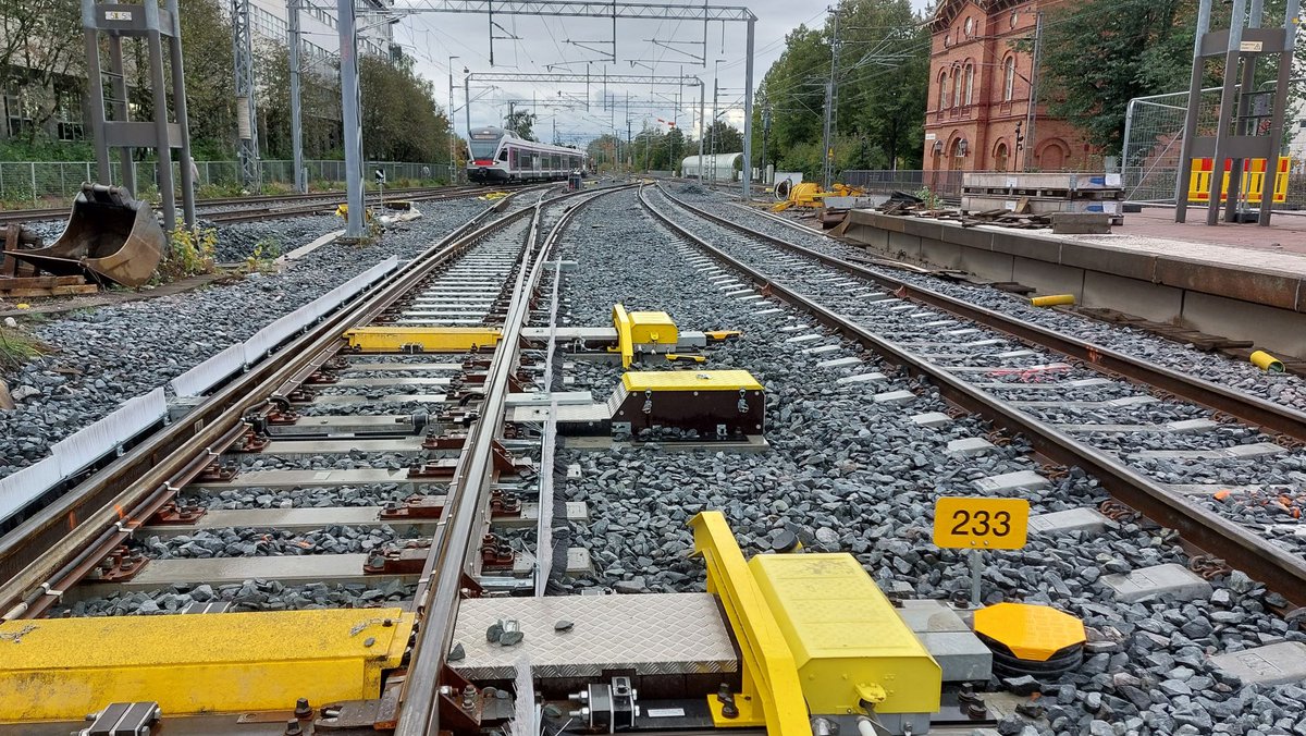 🛤️ Helsinki-Riihimäki-ratahankkeen työt Tikkurilassa valmistuvat ja liikenne palaa normaaliksi ma 23.10.

🤝 Yhteistyö on ollut ratkaisevassa roolissa rakentamisen onnistumisessa. Jopa 500 junaa kulki päivittäin urakka-alueen läpi.

👉 vayla.fi/-/helsinki-rii…

#VäyläRakentaa