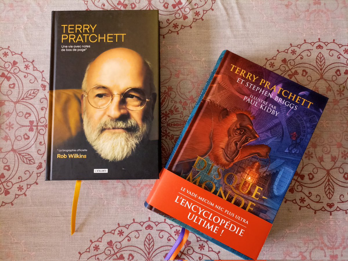VadeMecumDM's tweet photo. La couverture, la reliure, le marque page, le papier, tout est magnifique !
Bravo aux editions @Latalante pour ce superbe travail !
#TerryPratchett #PaulKidby #Disquemonde #Discworld https://t.co/Ld4DWDpu1y