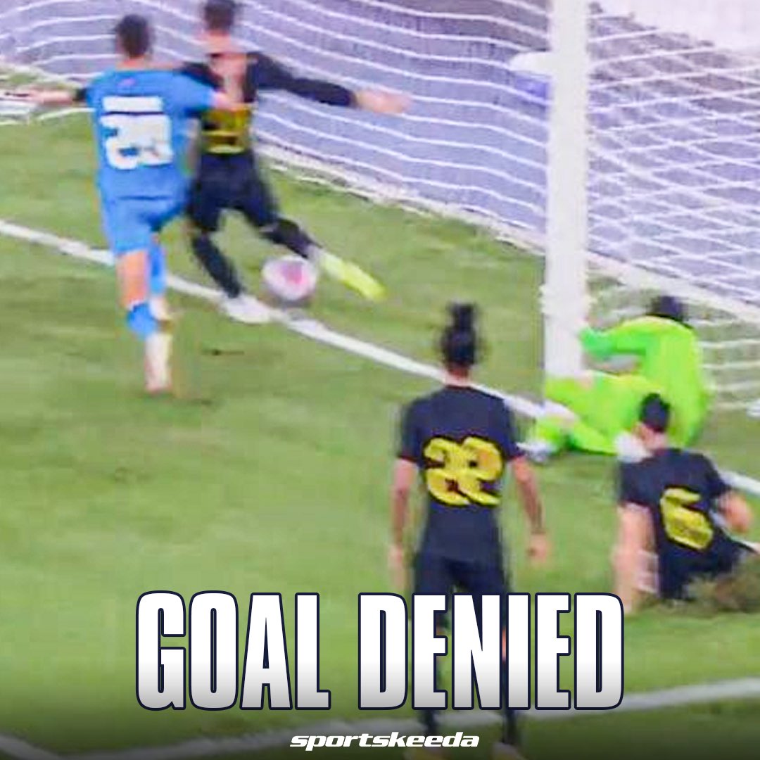 UNBELIEVABLE! 😨😨😨

India's clear goal against Malaysia is denied! 😭🇮🇳

Malaysia were also given a penalty without any challenge from India earlier!❌❌

Shocking display of refereeing in Merdeka Cup. 😤

#IndianFootball #SKIndianSports
