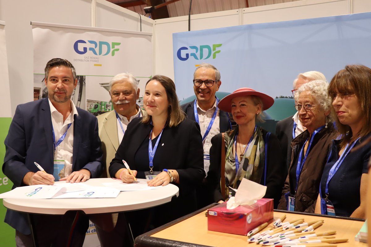 Prefet03's tweet photo. #SalondesMaires #ADM03 #élus

🏛️🇫🇷 La 5ème édition du Salon des Maires, des présidents de Communautés et des Décideurs Publics de l’Allier se déroule aujourd’hui au parc Moulins Congrès Expo à Avermes. 
Après avoir participé à l'Assemblée générale de l'association, Pascale Trimbach, préfet de l’Allier, a parcouru les allées du salon à la rencontre des exposants.

🔹 "Face à ces défis, l'État doit vous apporter de la sécurité. C'est sa fonction essentielle, régalienne. Aucun litige, aucune inimitié, ne justifie que l’on s’en prenne au maire d’une commune." 🏛️🇫🇷

Plus d'infos : https://t.co/J7cUHiqHwy