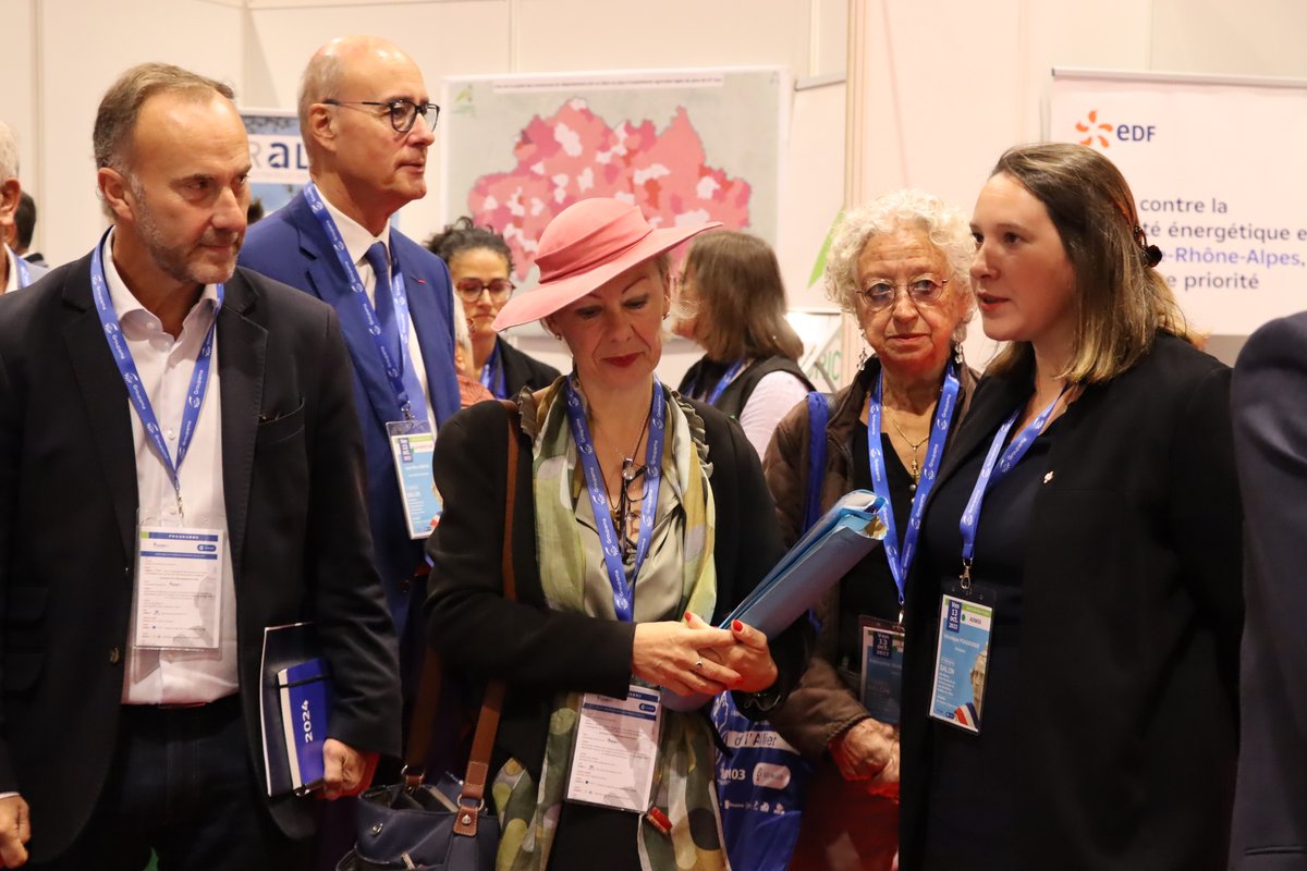 Prefet03's tweet photo. #SalondesMaires #ADM03 #élus

🏛️🇫🇷 La 5ème édition du Salon des Maires, des présidents de Communautés et des Décideurs Publics de l’Allier se déroule aujourd’hui au parc Moulins Congrès Expo à Avermes. 
Après avoir participé à l'Assemblée générale de l'association, Pascale Trimbach, préfet de l’Allier, a parcouru les allées du salon à la rencontre des exposants.

🔹 "Face à ces défis, l'État doit vous apporter de la sécurité. C'est sa fonction essentielle, régalienne. Aucun litige, aucune inimitié, ne justifie que l’on s’en prenne au maire d’une commune." 🏛️🇫🇷

Plus d'infos : https://t.co/J7cUHiqHwy