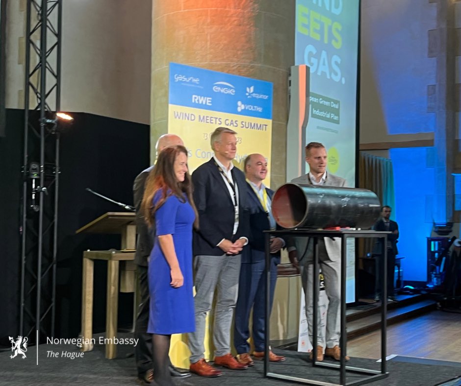 NorwayTheHague's tweet photo. Grete Tveit (@Equinor), Roger Miesen (@RWE_AG), Pierre Devillers (@ENGIEgroup), Hans Coenen (@Gasunie) & Arjan Schipaanboord (@Volt_H2) symbolically signed a hydrogen pipe at #WindMeetsGas as a building block for the large-scale production of #hydrogen in Groningen. https://t.co/x7OfYFYAKK
