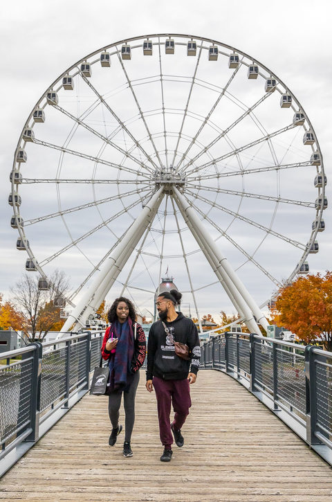 Visiter Montréal cette saison, c'est partager un moment de rêve en duo parmi les couleurs éclatantes de l'automne et découvrir une tonne d'événements culturels à ne pas manquer. 🍂🧡

Suivez-nous, l'aventure débute!  🙌mtl.org/fr/experience/…

📷 <a href="/evablue/">Eva Blue</a> #Montréal #MTLmoments
