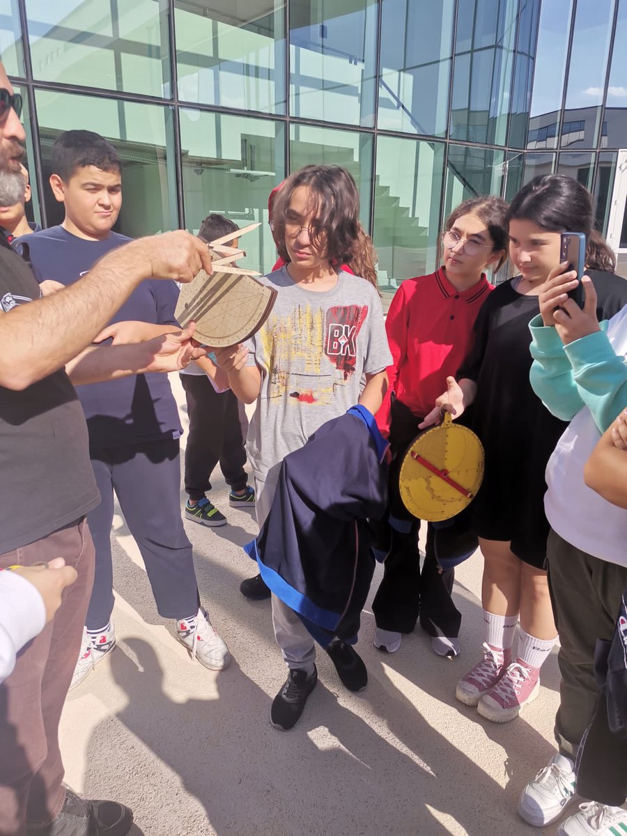 Müzeyyen Erkul Bilim Merkezi’nde yapılan "Usturlap Eğitimi" atölyesine Ortaokul ve Lise öğrencilerimizle birlikte katıldık. Öğrencilerimiz usturlabın tarihini ve nasıl kullanıldığını uygulamalı olarak öğrendi.