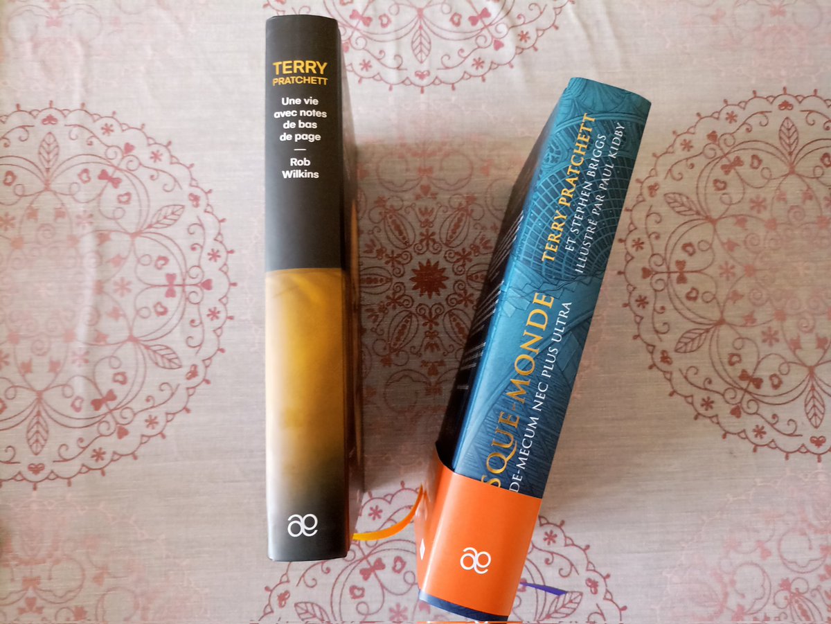 VadeMecumDM's tweet photo. La couverture, la reliure, le marque page, le papier, tout est magnifique !
Bravo aux editions @Latalante pour ce superbe travail !
#TerryPratchett #PaulKidby #Disquemonde #Discworld https://t.co/Ld4DWDpu1y