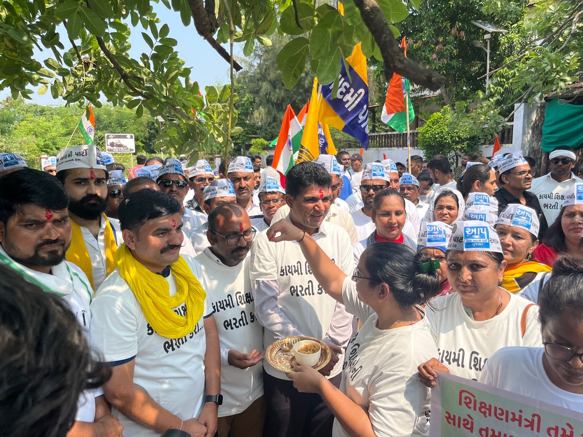 YAJadeja's tweet photo. જે ચુંટાયેલા દુઃશાસનો બની શિક્ષણ વ્યવસ્થાનું #ચિર_હરણ કરી રહિયા છે એ ધૃતરાષ્ટ્ર કે મુક દર્શક બની અમે જોઈ શકીએ એમ નથી એટલે યોદ્ધા બની અમે લડીએ છીએ.

ગાંધીજી જે #મીઠા ઉપર જે અસહ્ય "કર" નાખેલ હતા તેની આઝાદી માટે લડ્યા હતા.

અમે પણ જ્ઞાન સહાયક જેવા #કાળા_કાયદા માંથી આઝાદી માટે લડીએ છીએ..

💪આ લડાઈ શિક્ષણ વ્યવસ્થામાં રહેલા દૂષણ સામે ની છે..
💪આ લડાઈ શિક્ષણ નું વેપારીકરણ અટકાવવા માટેની છે.
💪આ લડાઈ બાળકોનું ભાવિ સુરક્ષિત કરવા માટેની છે.
💪આ લડાઈ શિક્ષકોના હક અધિકાર માટેની છે.

આવો આ #જન_આંદોલન માં આપ પણ જોડાવ..
#જ્ઞાન_સહાયક_પ્રોજેક્ટ_નાબૂદ_કરો 
#કાયમી_શિક્ષકની_ભરતી_કરો 
#જ્ઞાન_સહાયક_રદ_કરો