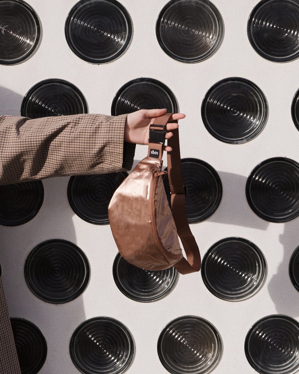 Our metallic bumbag is having a little pre weekend moment ⚡

#metallicbag #bumbag #recycledfashion #autumnoutfitinspo