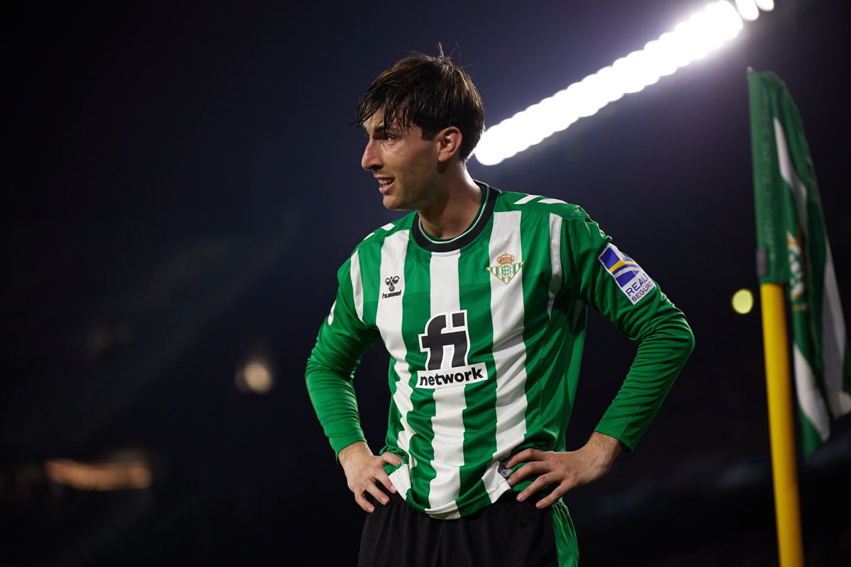 CuetoJuanmi's tweet photo. Desde Italia se interesan por el lateral derecho del #RelaBetis. El AC Milan llama a la puerta de Juan Miranda.
El conjunto italiano ha ofrecido entre 5 y 6 millones para hacerse con los servicios del olivarense que termina contrato en junio.
El #FCBarcelona tiene el 40% de una futura venta.