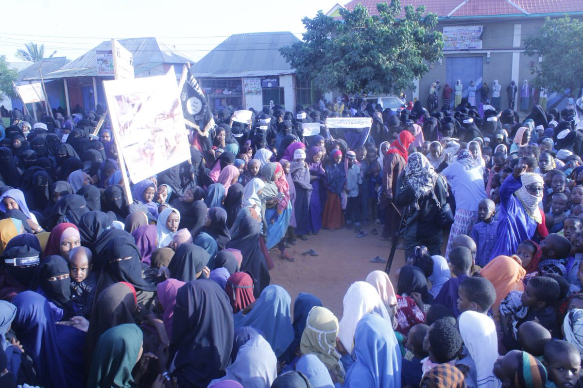 Mogadishu_News's tweet photo. Thousands of protesters gathered in the #AlShabaab controlled town of #Kunyobarrow, lower shabelle region, to show solidarity with #Palestine and protest against #Israel aggression on civilians. #PalestineUnderAttack https://t.co/SLRnqSZM8e