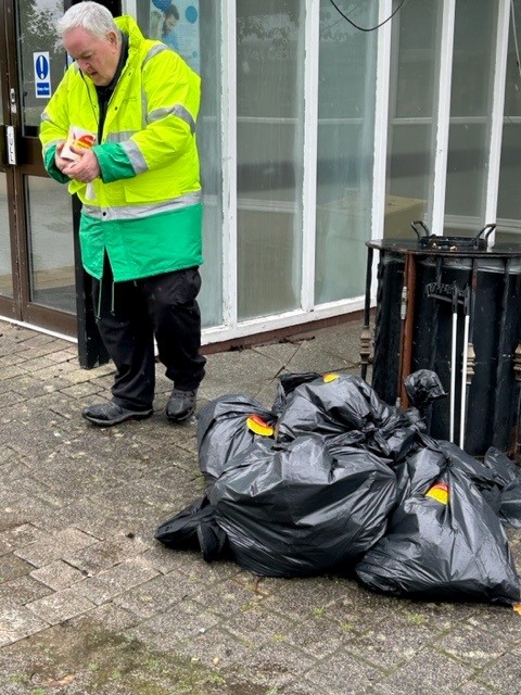 Tameside Place (@tmbc_places) on Twitter photo Great turn out for the Community Litter Pick in Houghton Green - even the rain couldn't stop us!
Special thanks to <a href="/sjfsportpe/">St John Fisher RC Primary School - Haughton Green</a> for helping
#TamesideLitterHubs #KeepBritianTidy Great turn out for the Community Litter Pick in Houghton Green - even the rain couldn't stop us!
Special thanks to <a href="/sjfsportpe/">St John Fisher RC Primary School - Haughton Green</a> for helping
#TamesideLitterHubs #KeepBritianTidy